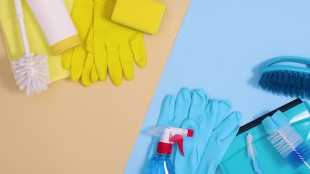 Ferramentas Limpeza Domésticas Amarelas Azuis Aparecem Fundo Azul Bege Parar — Vídeo de Stock
