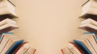 Hardcover vintage kitaplar bej arkaplan üzerinde fotokopi alanı ile hareket ederler. Dur hareketi düz yatıyordu