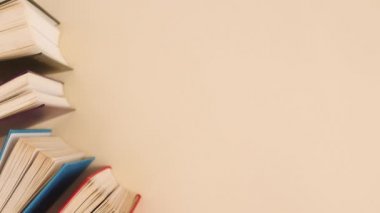 Hardcover eskitilmiş kitaplar bej arka planın sol tarafına taşınır. Dur hareketi düz yatıyordu