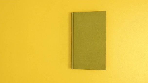 Libro Tapa Dura Vintage Verde Aparecen Abren Con Espacio Copia — Vídeos de Stock