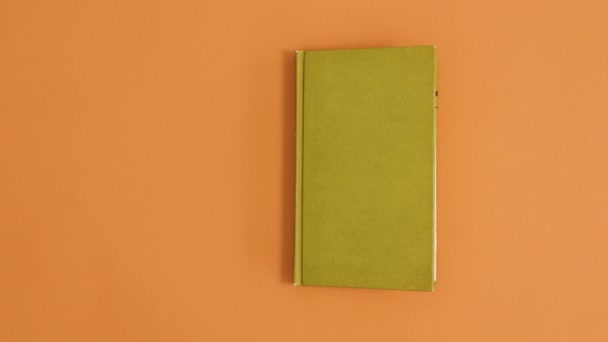 Libro Tapa Dura Vintage Verde Aparecen Abren Con Espacio Copia — Vídeo de stock