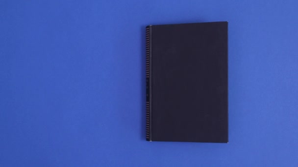Dark Blue Libro Copertina Rigida Vintage Appaiono Aprono Con Spazio — Video Stock