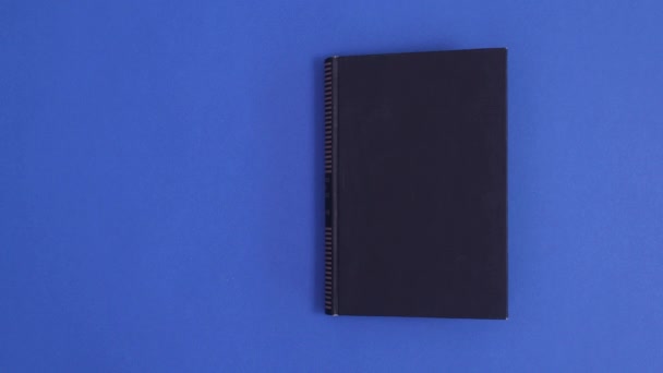 Книга Dark Blue Вінтажного Одягу Являється Відкрита Копіювальним Простором Синьому — стокове відео