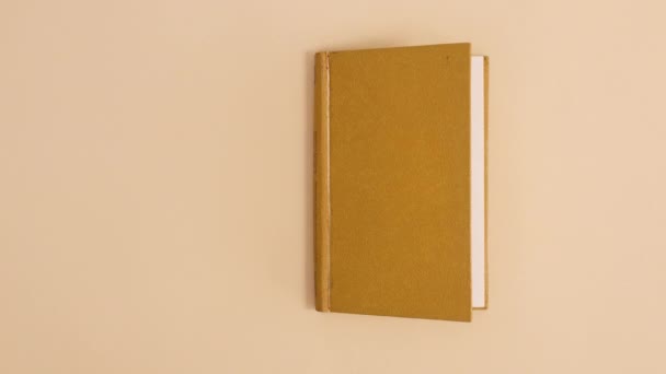 Libro Vintage Tapa Dura Oro Aparecen Abren Con Espacio Copia — Vídeos de Stock