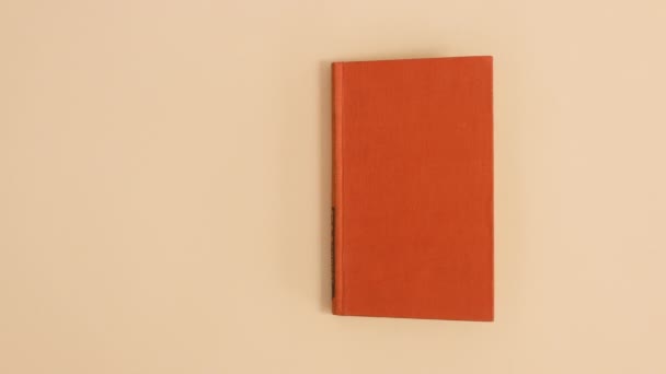Buku Hardcover Vintage Oranye Muncul Dan Terbuka Dengan Ruang Fotokopi — Stok Video