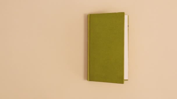 Livro Vintage Capa Dura Verde Brilhante Aparecer Abrir Com Espaço — Vídeo de Stock
