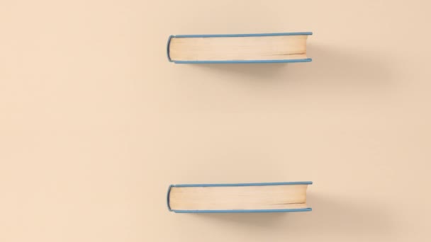 Два Синіх Хардкор Покриття Вінтажних Книги Проходять Бежевому Фоні Зупинити — стокове відео