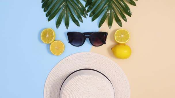 暑假概念停止运动平铺 夏帽和太阳镜与柠檬和热带树叶一起运动 — 图库视频影像