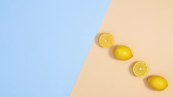 Los Limones Frescos Mueven Sobre Fondo Azul Arenoso Cítricos Verano — Vídeos de Stock