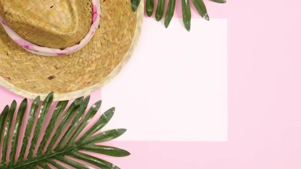 夏季热带装饰与棕榈叶和草帽周围的纸卡笔记粉红色背景 停止运动平铺 — 图库视频影像