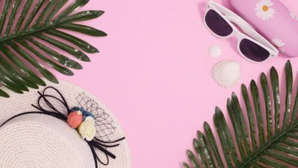夏季热带度假饰品和棕榈叶出现在粉红色背景与复制空间 停止运动平铺 — 图库视频影像