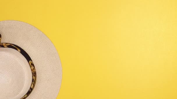 迷人的沙滩帽和太阳镜与黄金棕榈叶排序夏季黄色背景 停止运动 — 图库视频影像