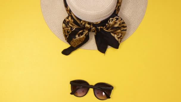 Glamourous Cappello Spiaggia Occhiali Sole Foglia Palma Oro Appaiono Sfondo — Video Stock