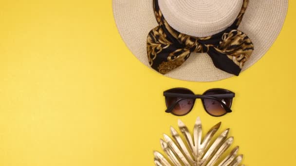 Glamourous Sombrero Playa Gafas Sol Hoja Palma Oro Aparecen Lado — Vídeos de Stock