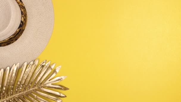 时尚夏帽 太阳镜和金色棕榈叶出现在黄色背景上 停止运动 — 图库视频影像