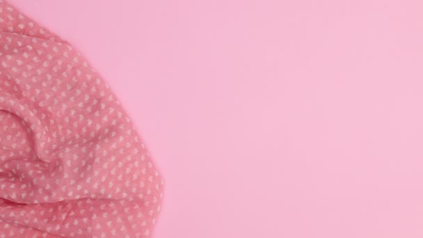 时尚时髦的海滩饰物出现在粉红的背景上 停止运动 — 图库视频影像