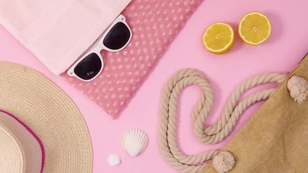 Los Accesorios Creativos Verano Mueven Sobre Fondo Rosa Pastel Moda — Vídeos de Stock