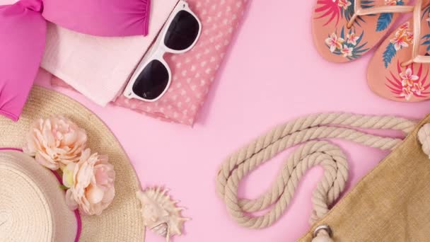 Verão Acessórios Moda Para Praia Férias Aparecem Fundo Rosa Pastel — Vídeo de Stock