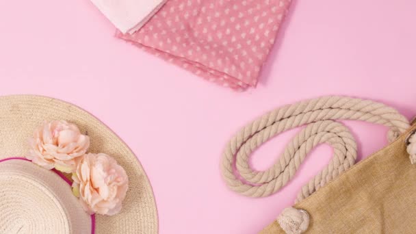 Літні Модні Аксесуари Пляжу Відпочинку Рухаються Пастельно Рожевому Тлі Зупинити — стокове відео