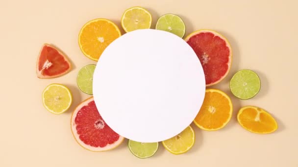 Čerstvé Citrusové Plody Objevují Kolem Kruhové Papírové Karty Písčitém Pozadí — Stock video