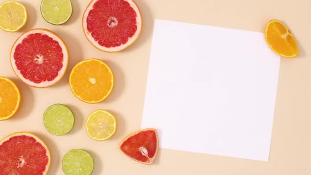 Papírová Karta Plátky Čerstvých Citrusových Plodů Pohybují Písčitém Pozadí Stop — Stock video