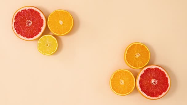 Fresh Sliced Citrus Fruits Appear Make Frame Green Leaves Sandy — Stock Video