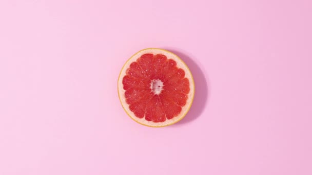 Pomelo Cítrico Girando Sobre Fondo Rosa Pastel Detener Movimiento — Vídeo de stock