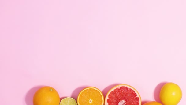 Summer Sliced Fresh Citrus Fruits Arrangement Leaves Appear Bottom Pastel — Wideo stockowe
