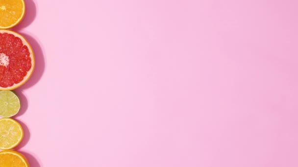 Нарезанный Цитрусовый Ассортимент Грейпфрута Лимона Лайма Перемещается Левой Стороне Пастельно — стоковое видео