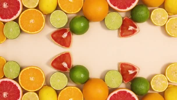 Aranjamentul Creativ Fructe Citrice Vară Deplasează Fundal Bej Stop Mișcare — Videoclip de stoc