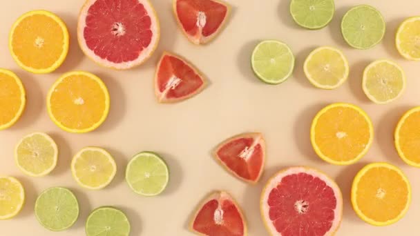 創造的な夏の柑橘類のレイアウトはベージュの背景に移動します 動き平らなレイアウトを停止 — ストック動画