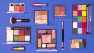 Koyu mavi arka planda uydurma desen hareketi. Dur hareketi düz yatıyordu