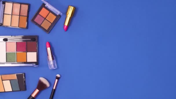 Paletas Sombras Ojos Pinceles Lápices Labiales Que Mueven Lado Izquierdo — Vídeos de Stock