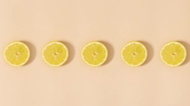 Sırayla yarım dilimlenmiş limonlar. Dur hareketi düz yatıyordu