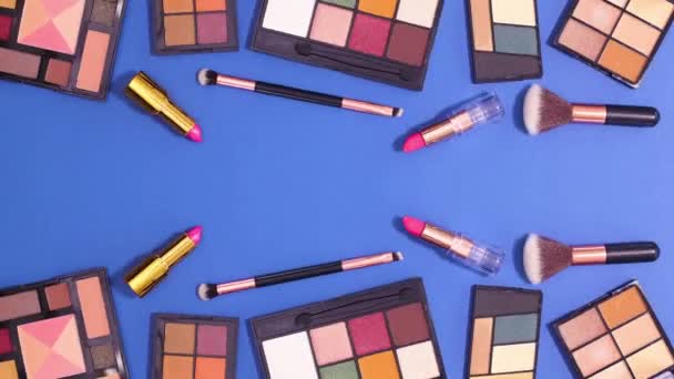 Maquillaje Cosméticos Mueven Parte Superior Inferior Fondo Azul Oscuro Detener — Vídeo de stock