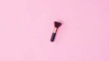 Pastel pembe arka planda dönen fırçayı hazırla. Hareketi durdur