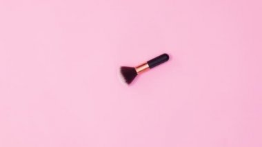 Pastel pembe arka planda fırça hareketi. Hareketi durdur