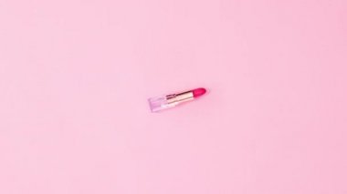 Pastel pembe arka planda dönen pembe ruj. Hareketi durdur 