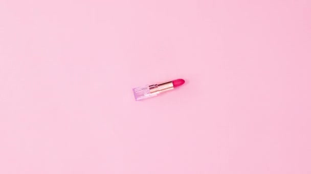 Lápiz Labial Rosado Girando Sobre Fondo Rosa Pastel Detener Movimiento — Vídeo de stock