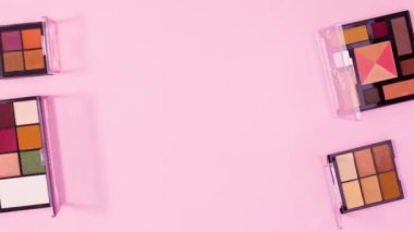 Göz farı paletleri, solda ve sağda, pastel pembe arka planda dönüyor. Hareketi durdur