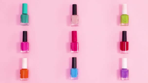 Creatief Patroon Gemaakt Van Manicure Nagellak Flessen Verschillende Kleuren Bewegen — Stockvideo