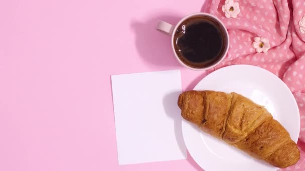 Disposizione Romantica Con Croissant Fresco Tazza Caffè Accanto Alla Nota — Video Stock