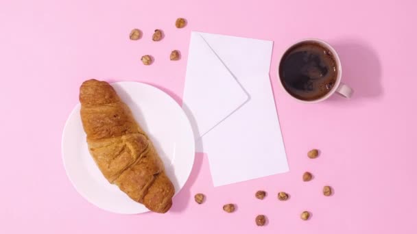 Friss Croissant Egy Csésze Kávé Mozogni Papír Kártya Jegyzet Pasztell — Stock videók