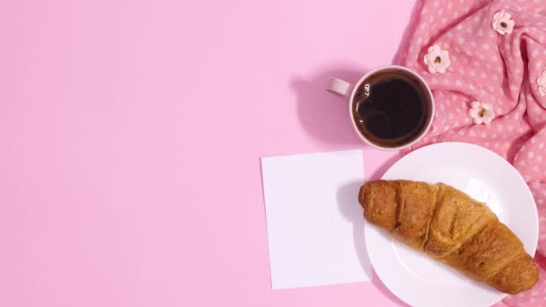 Romantiskt Arrangemang Med Färsk Croissant Och Kopp Kaffe Flytta Bredvid — Stockvideo