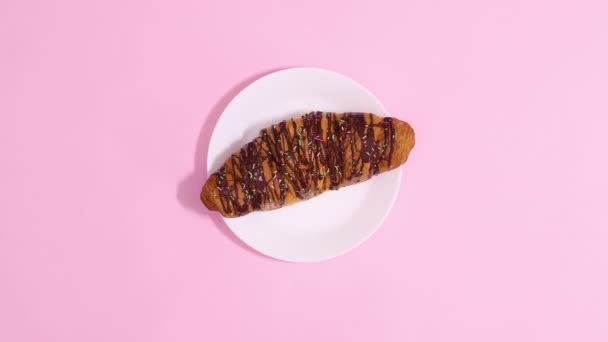 Placa Branca Com Croissant Chocolate Aparecem Fundo Rosa Pastel Parar — Vídeo de Stock