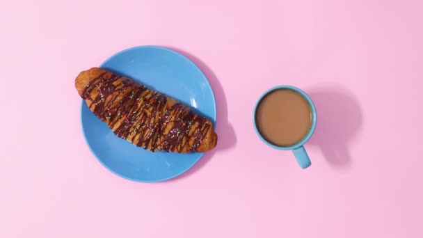 Croissant Chocolate Fresco Taza Café Caliente Aparecen Por Lado Izquierdo — Vídeos de Stock