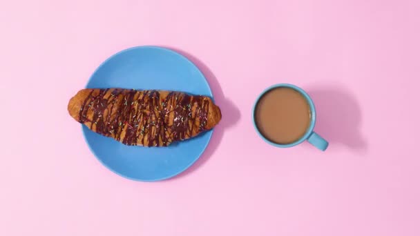Čerstvý Čokoládový Croissant Šálek Horké Kávy Objevují Levé Pravé Strany — Stock video