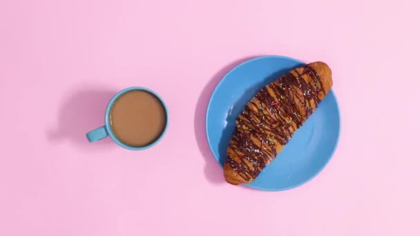 Croissant Cioccolato Fresco Tazza Caffè Caldo Ruotano Sfondo Rosa Pastello — Video Stock