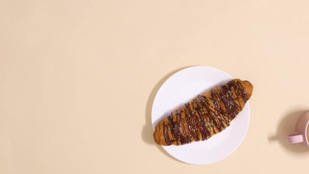 Schokolade Köstliche Croissant Erscheinen Mit Tasse Kaffee Auf Beigem Hintergrund — Stockvideo