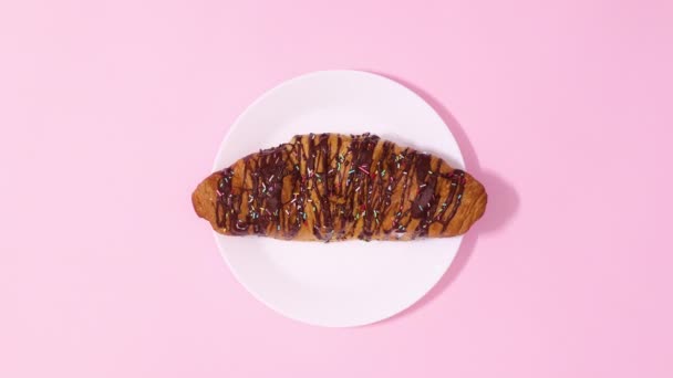 Zoete Chocolade Croissant Verschijnen Met Witte Plaat Verdwijnen Van Roze — Stockvideo